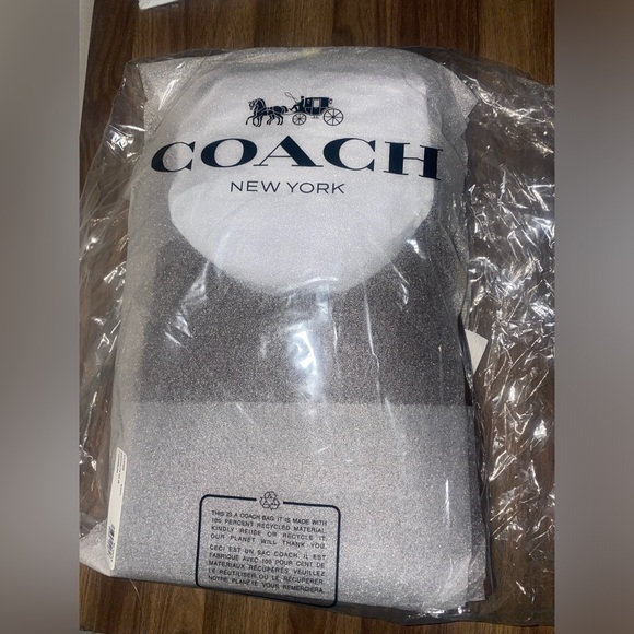 Coach Brown Leather Shoulder Bag with Classic Design - Picture 2 of 4